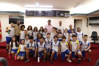 Alunos visitam a Câmara de Frutal para aprender sobre os Três Poderes