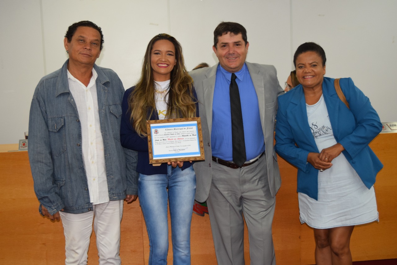 Cantora de Frutal recebeu Moção de Aplauso