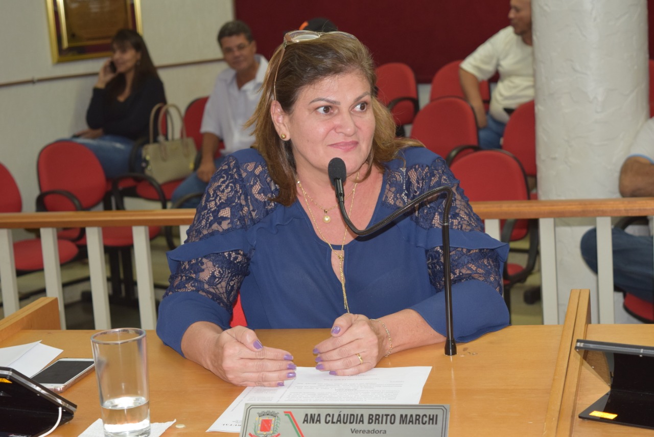 Ana Cláudia quer informações sobre concessionária