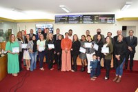 𝗔𝘀𝘀𝗶𝘀𝘁𝗲𝗻𝘁𝗲𝘀 𝘀𝗼𝗰𝗶𝗮𝗶𝘀 𝗱𝗮 𝗣𝗿𝗲𝗳𝗲𝗶𝘁𝘂𝗿𝗮 𝗿𝗲𝗰𝗲𝗯𝗲𝗺 𝗵𝗼𝗺𝗲𝗻𝗮𝗴𝗲𝗺 𝗻𝗮 𝗖𝗮̂𝗺𝗮𝗿𝗮 𝗠𝘂𝗻𝗶𝗰𝗶𝗽𝗮𝗹