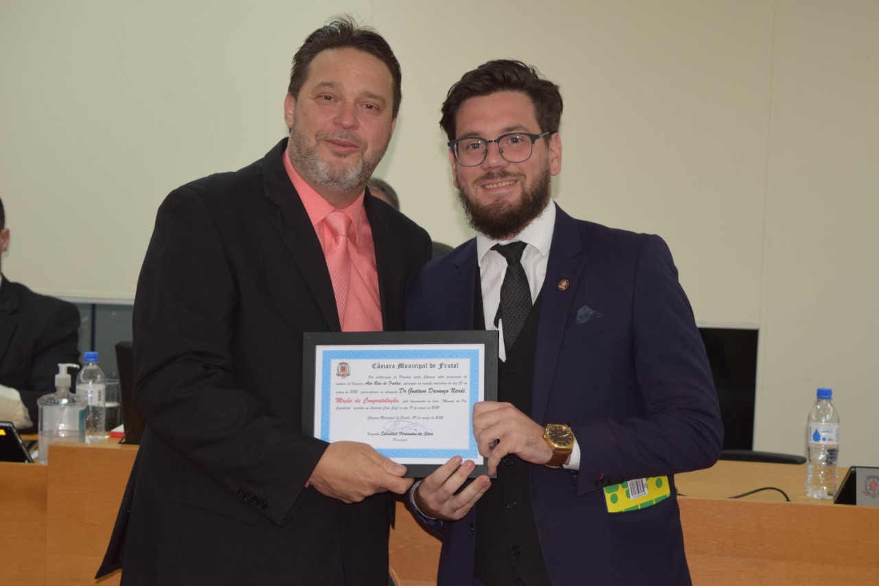𝗖𝗮̂𝗺𝗮𝗿𝗮 𝗰𝗼𝗻𝗰𝗲𝗱𝗲 𝗺𝗼𝗰̧𝗮̃𝗼 𝗱𝗲 𝗰𝗼𝗻𝗴𝗿𝗮𝘁𝘂𝗹𝗮𝗰̧𝗮̃𝗼 𝗽𝗮𝗿𝗮 𝗼 𝗮𝗱𝘃𝗼𝗴𝗮𝗱𝗼 𝗚𝘂𝘀𝘁𝗮𝘃𝗼 𝗡𝗮𝗿𝗱𝗶, 𝗮𝘂𝘁𝗼𝗿 𝗱𝗼 𝗹𝗶𝘃𝗿𝗼 “𝗠𝗮𝗻𝘂𝗮𝗹 𝗱𝗼 𝗣𝗿𝗲́-𝗖𝗮𝗻𝗱𝗶𝗱𝗮𝘁𝗼”