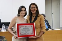 Gislene Maria faz entrega de título de honra ao mérito para designer que realizou projeto durante “Outubro Rosa”