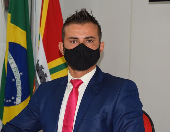 Vereador Jhonathan recomenda limpeza das ruas do povoado de Água Santa