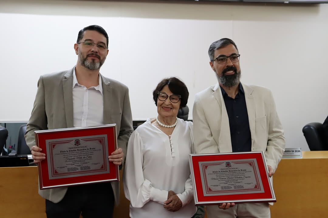 Vereadora Irma entrega títulos a dois professores da UEMG Frutal