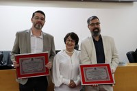 Vereadora Irma entrega títulos a dois professores da UEMG Frutal