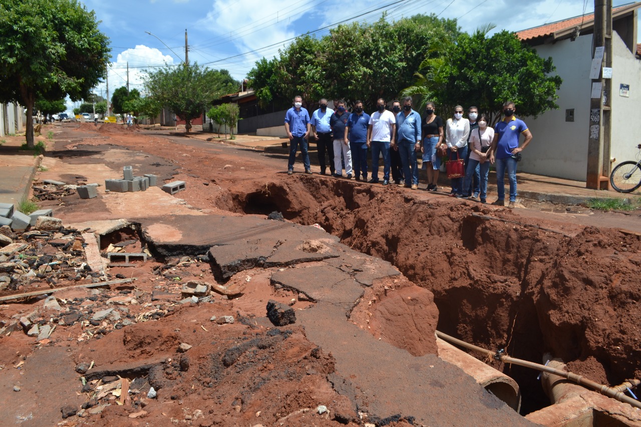 Vereadores acompanham prefeito em visita a obra que tem causado transtornos em Frutal