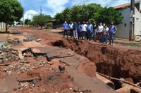 Vereadores acompanham prefeito em visita a obra que tem causado transtornos em Frutal