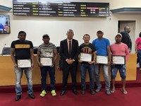 Organizadores do 1º Festival de Radiolas recebem moção das mãos de Gonzaga Maia