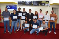 Pilotos de motocross recebem moção de aplauso por representarem Frutal em competições da categoria