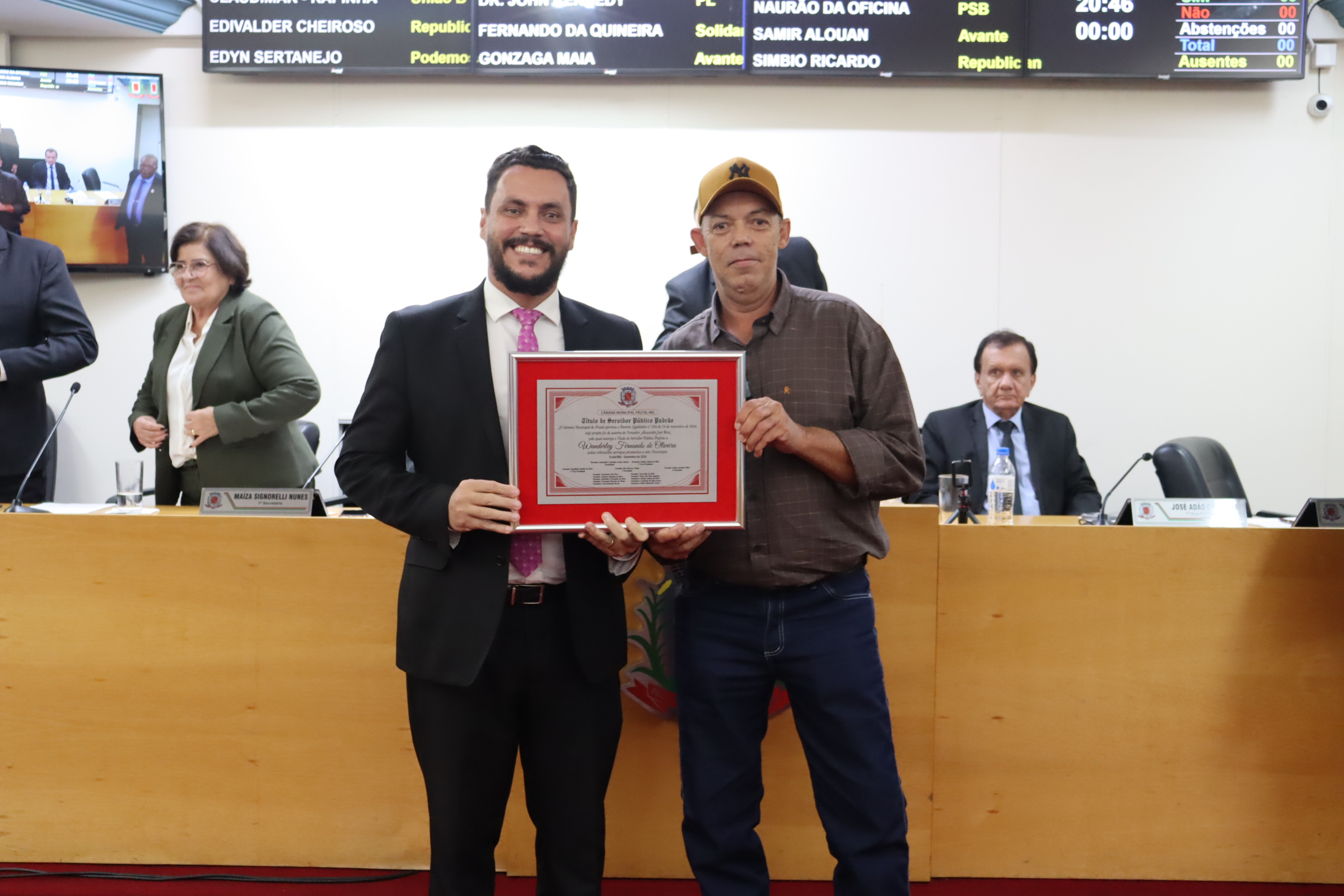 Servidor público é homenageado por 28 anos de dedicação à Prefeitura de Frutal