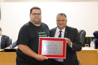 Treinador Mateus Lucas recebe título de “Honra ao Mérito” da Câmara de Frutal