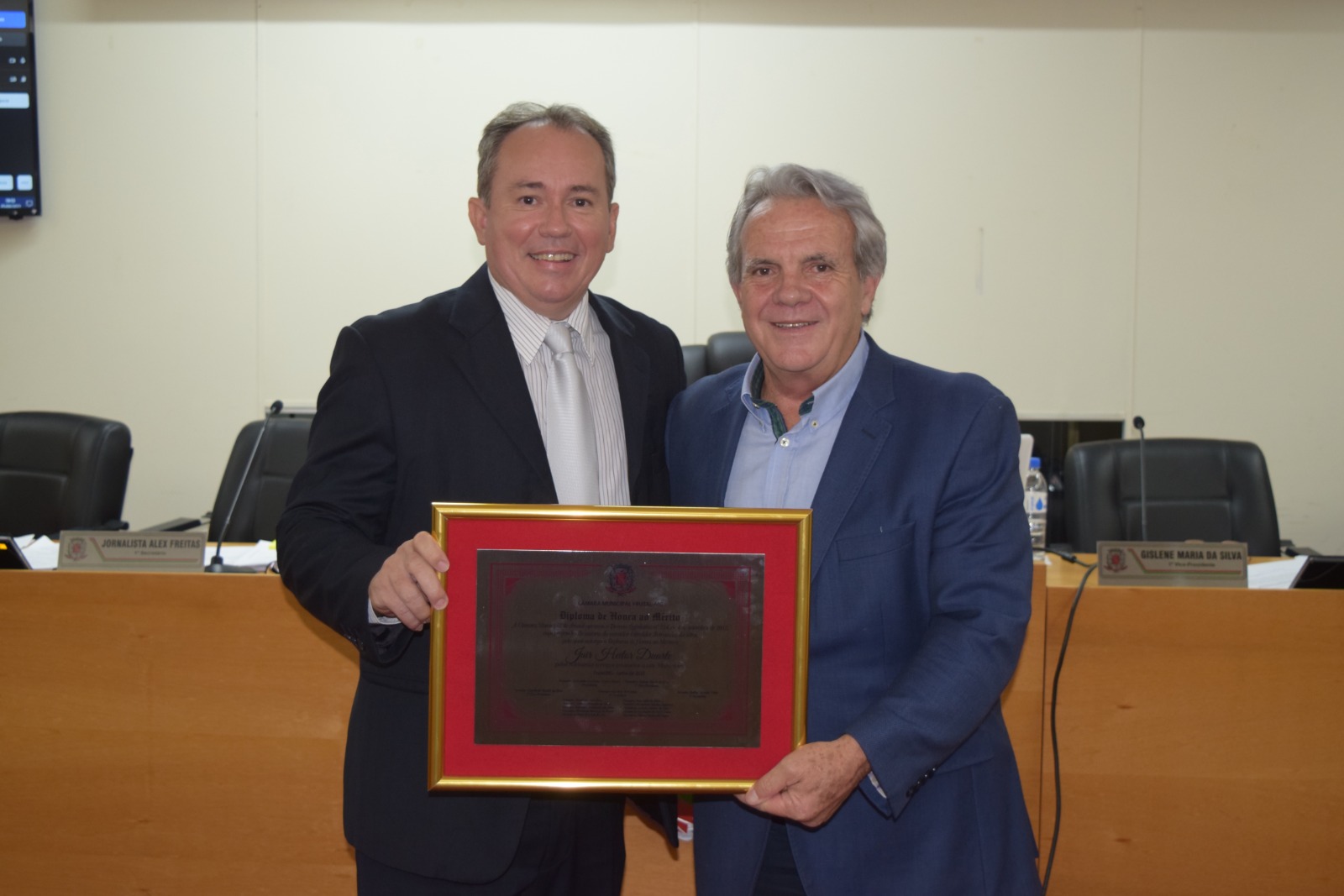 Vereador Edivalder Cheiroso entrega diploma de honra ao mérito ao ex-vice-prefeito Jair Heitor