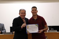 Vereador Edivalder Cheiroso entrega moção de aplauso a "Zói Goleiro" por destaque no esporte