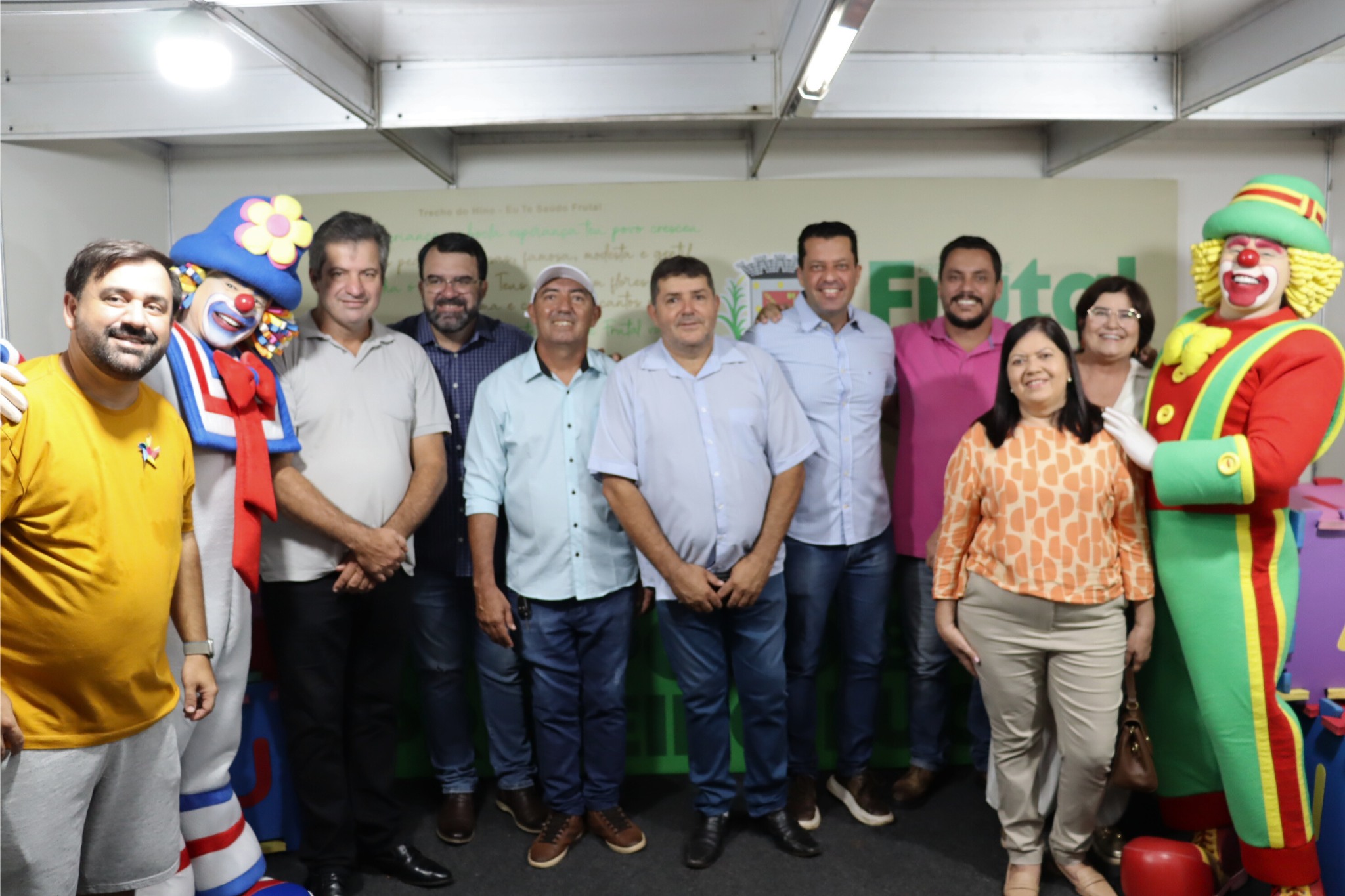 Vereadores da Câmara de Frutal participam da entrega de kits escolares e uniformes